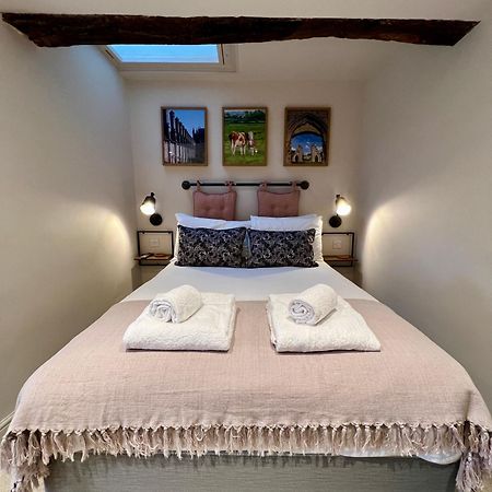The Lion At West Pennard Hotel Exterior foto A bedroom at the hotel