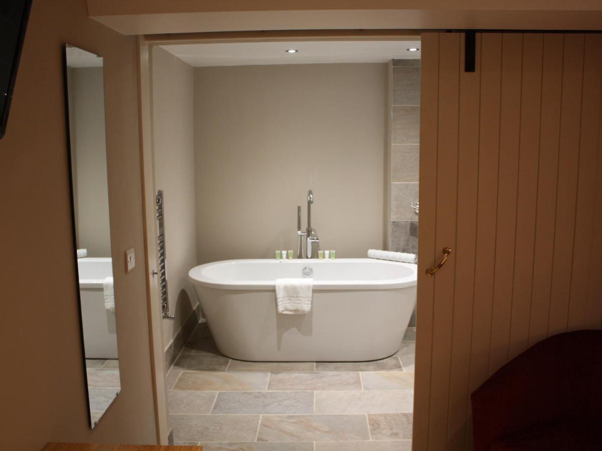 The Lion At West Pennard Hotel Exterior foto A freestanding bathtub