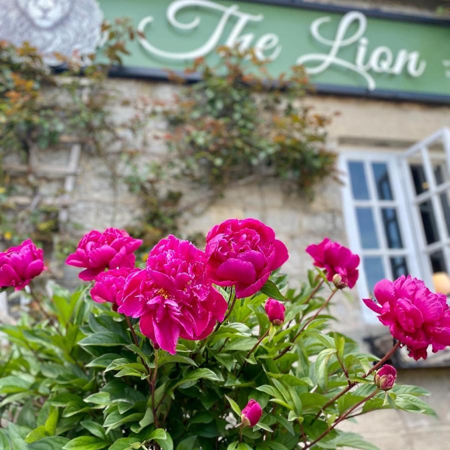 The Lion At West Pennard Hotel Exterior foto Peonies in bloom