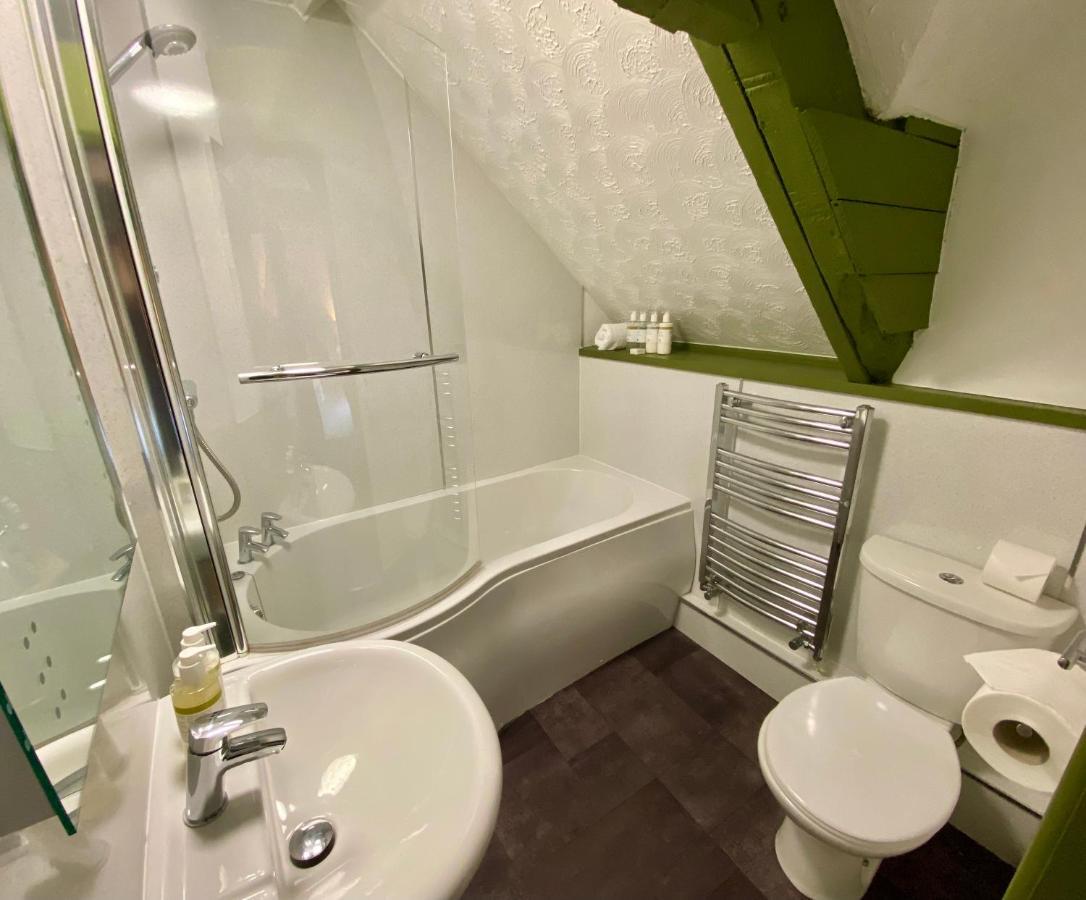 The Lion At West Pennard Hotel Exterior foto A bathroom in the UK