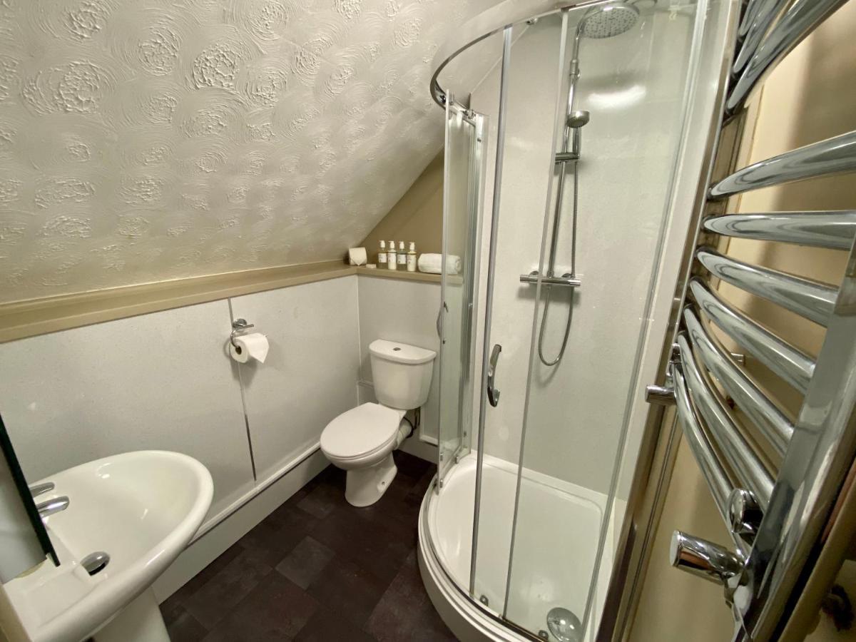The Lion At West Pennard Hotel Exterior foto A shower cubicle