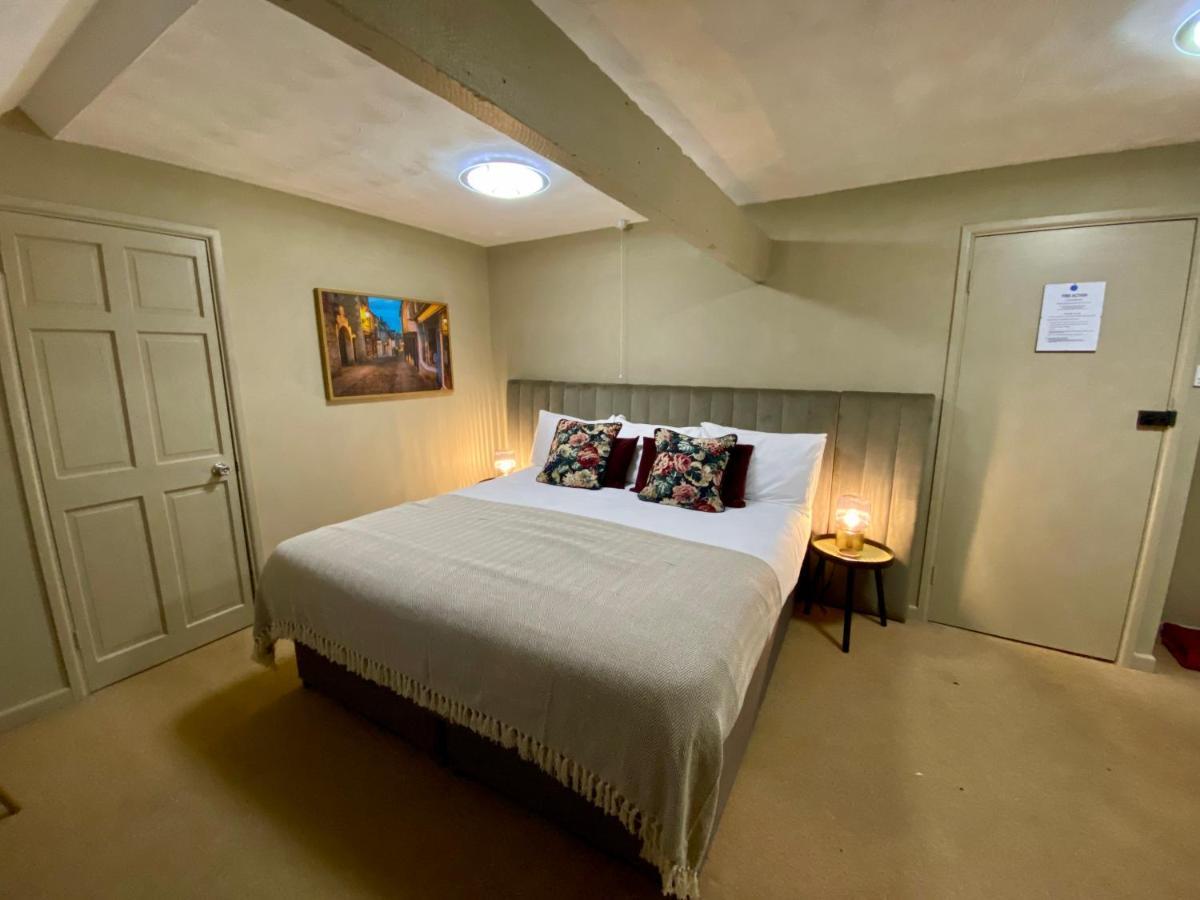 The Lion At West Pennard Hotel Exterior foto A bedroom at the hotel