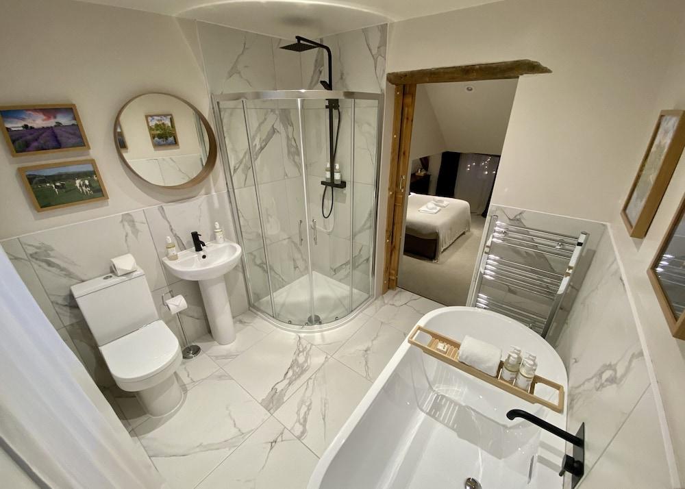 The Lion At West Pennard Hotel Exterior foto Bathroom with shower enclosure