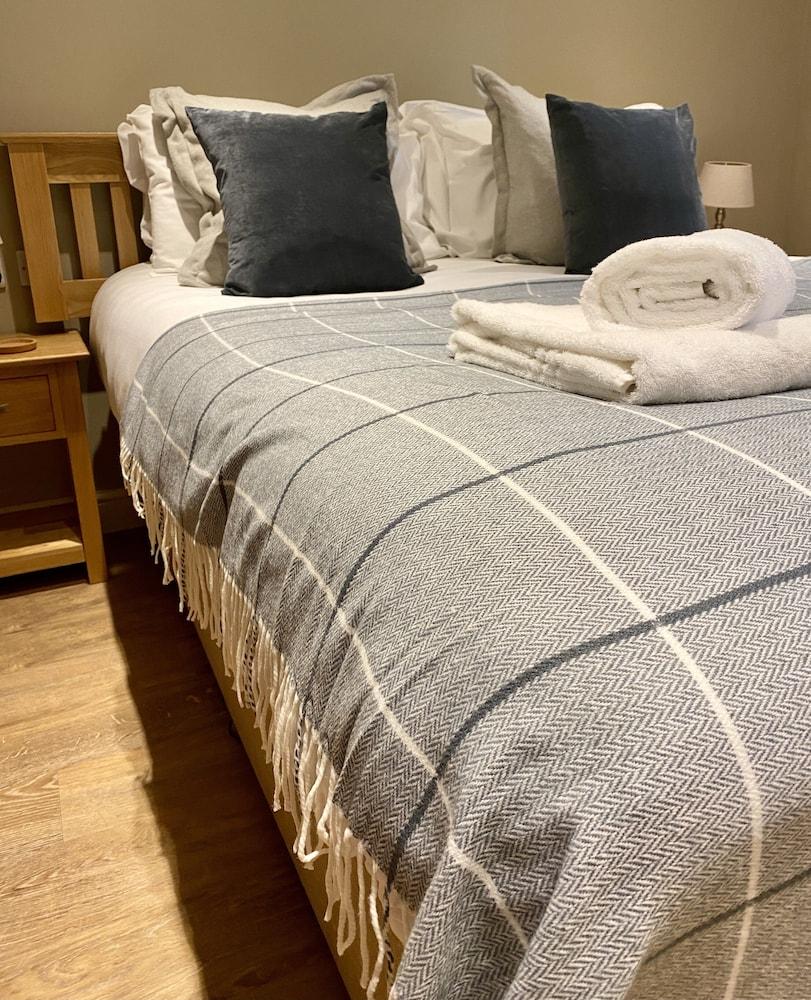 The Lion At West Pennard Hotel Exterior foto A bed with a throw