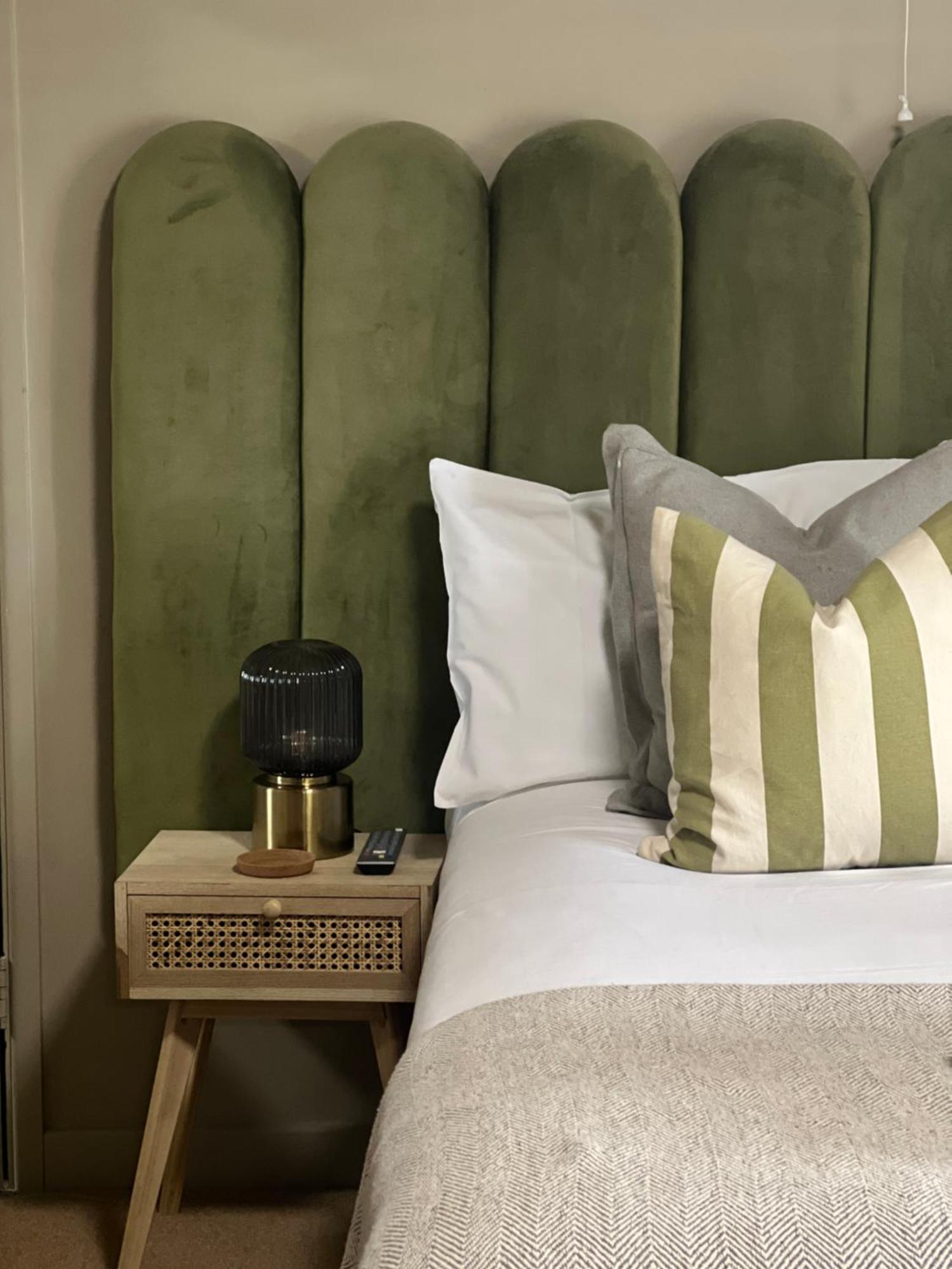 The Lion At West Pennard Hotel Exterior foto A bed with a green velvet headboard