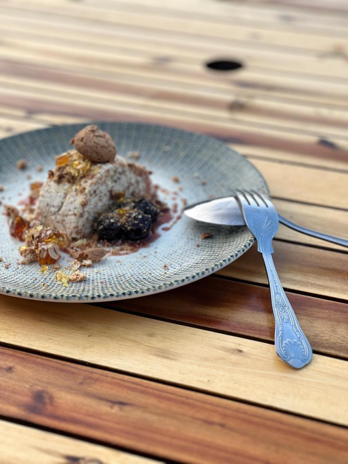 The Lion At West Pennard Hotel Exterior foto A plate of the dessert