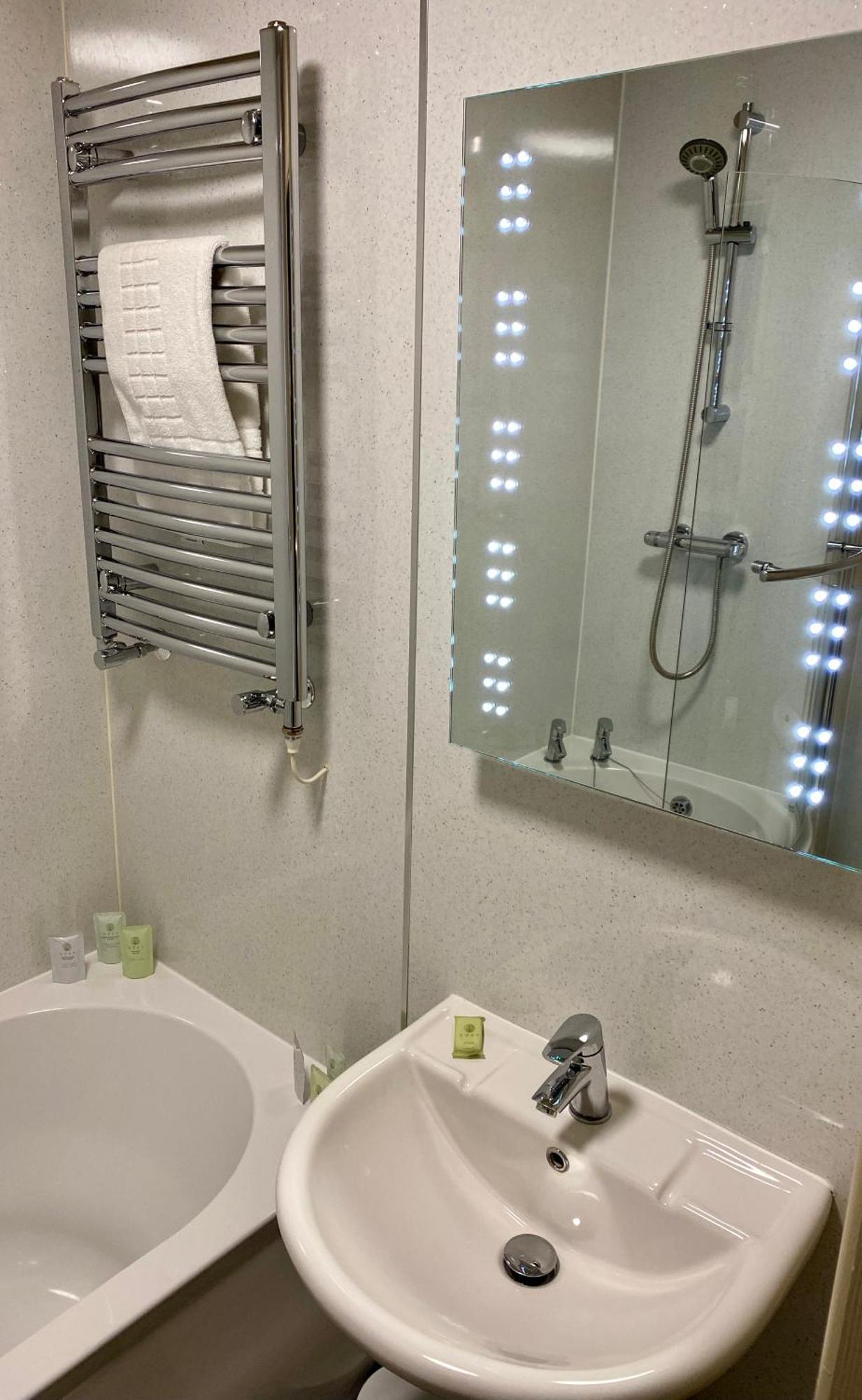 The Lion At West Pennard Hotel Cameră foto A heated towel rail