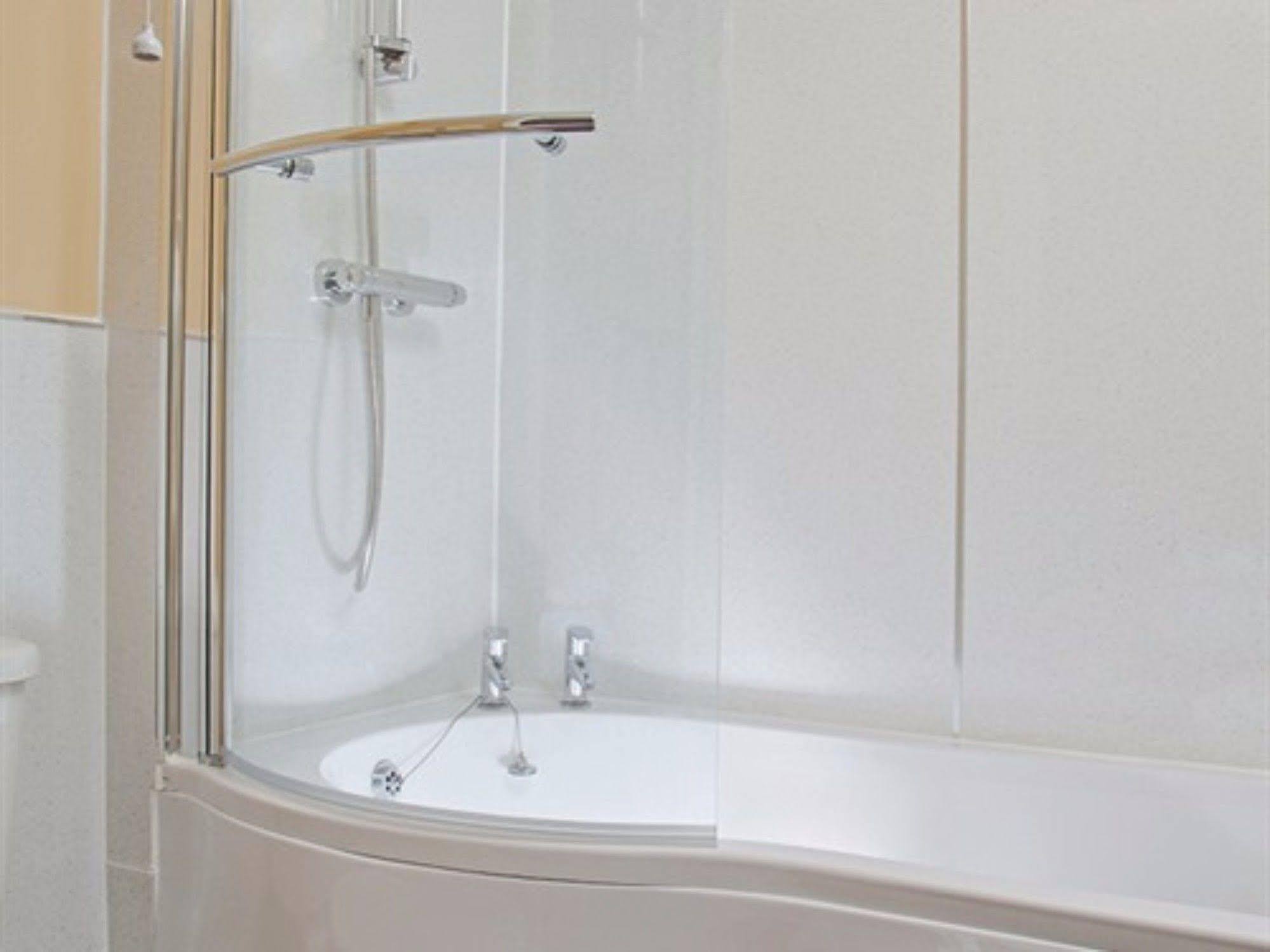 The Lion At West Pennard Hotel Exterior foto A shower bath
