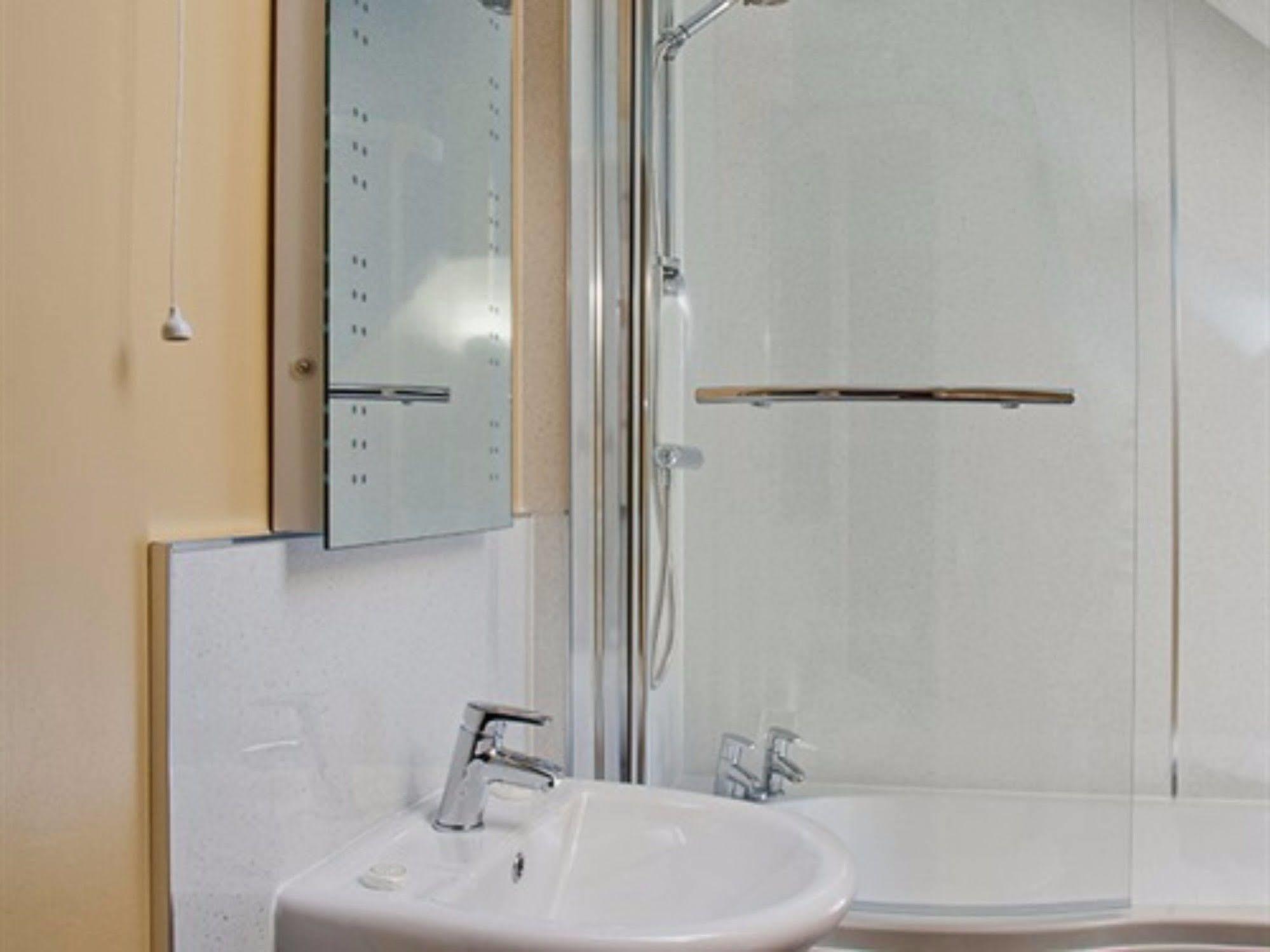 The Lion At West Pennard Hotel Exterior foto A shower bath