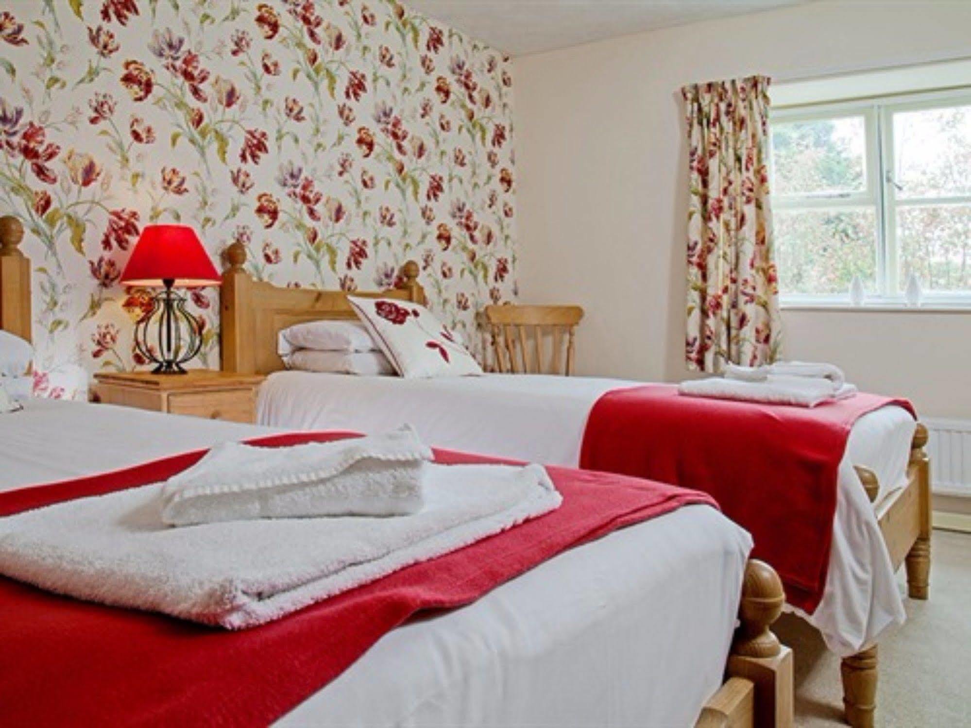 The Lion At West Pennard Hotel Exterior foto A typical bedroom at the hotel