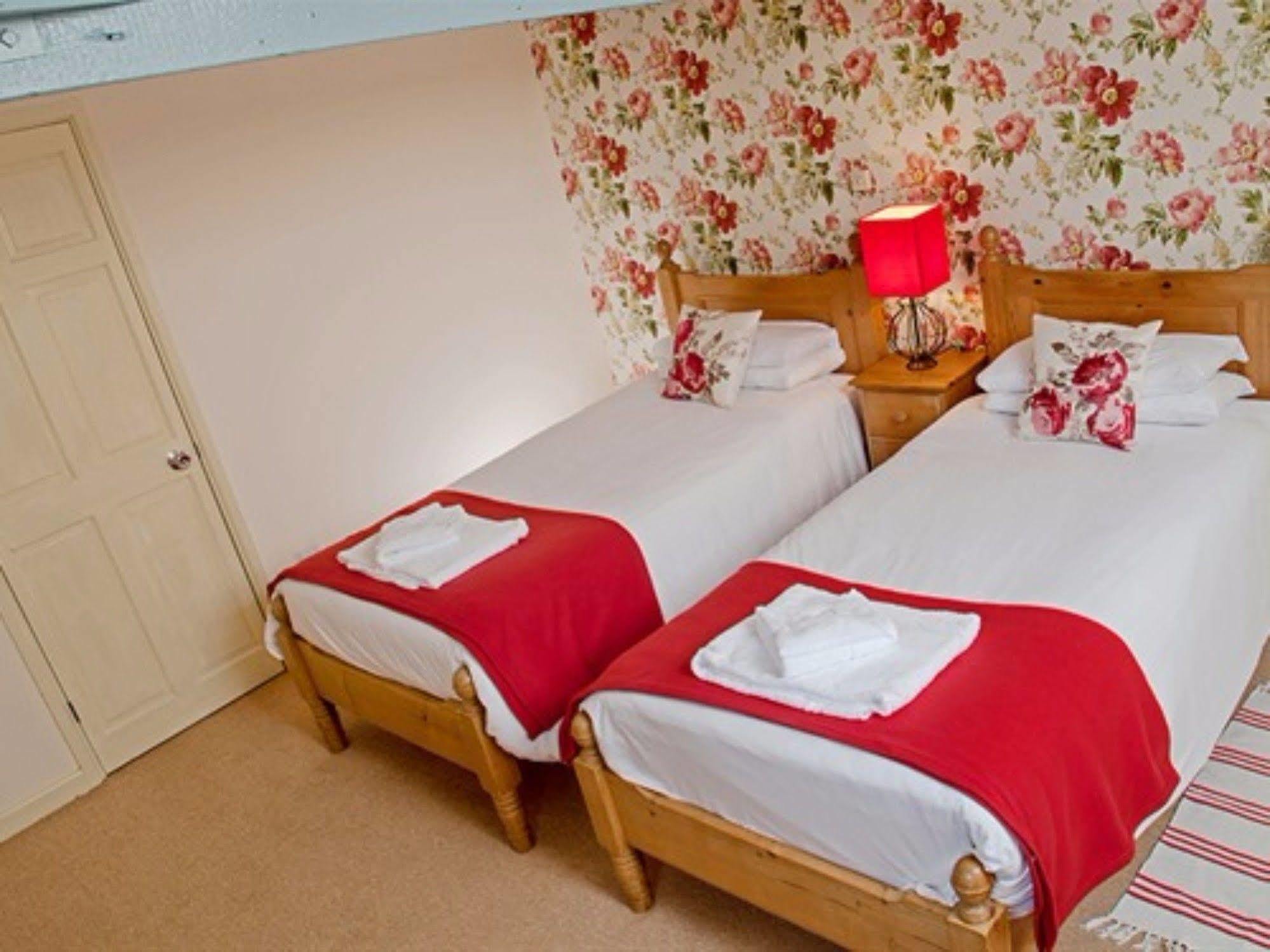 The Lion At West Pennard Hotel Exterior foto A typical bedroom at the hotel