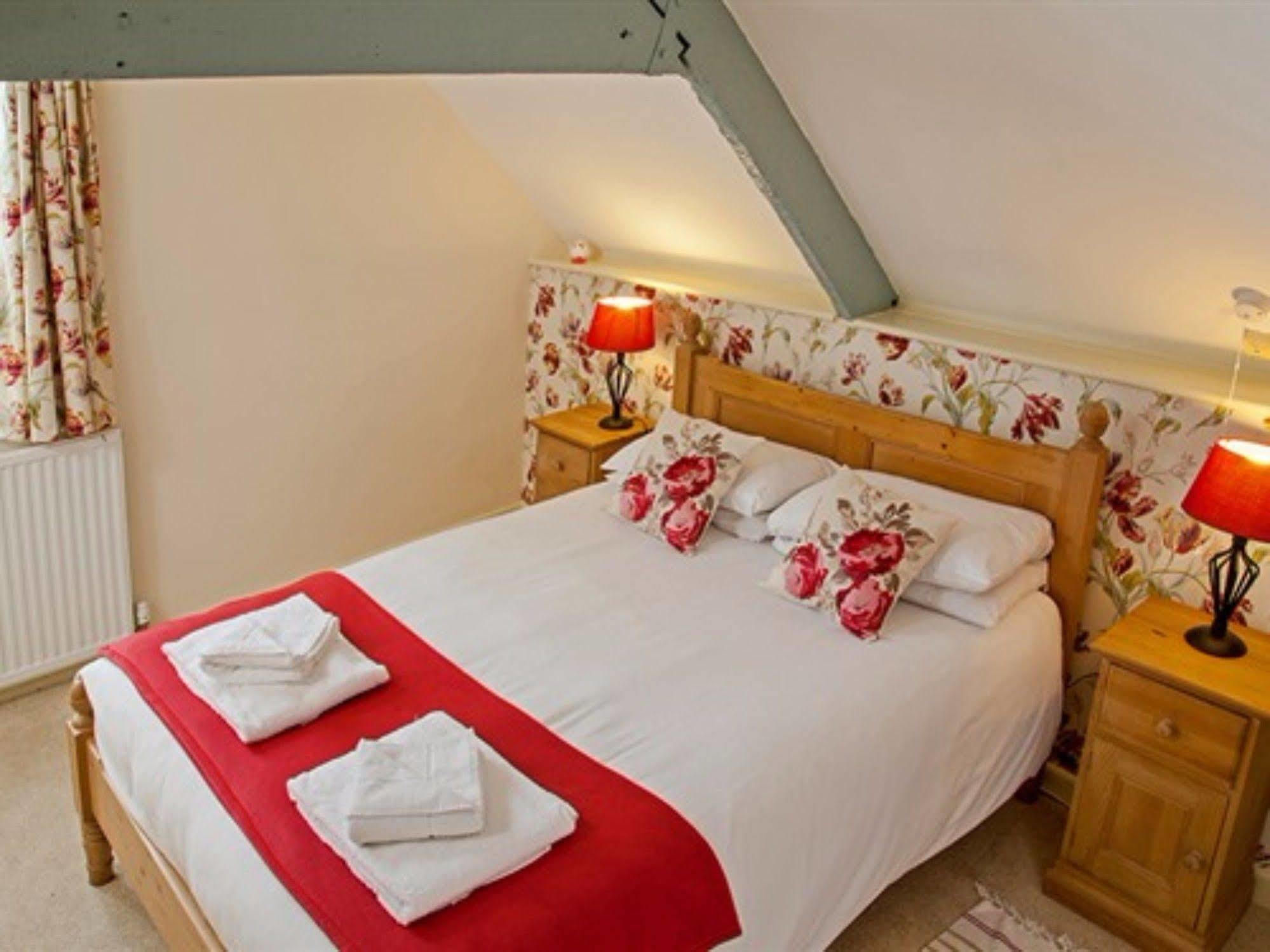 The Lion At West Pennard Hotel Exterior foto The Rose Room