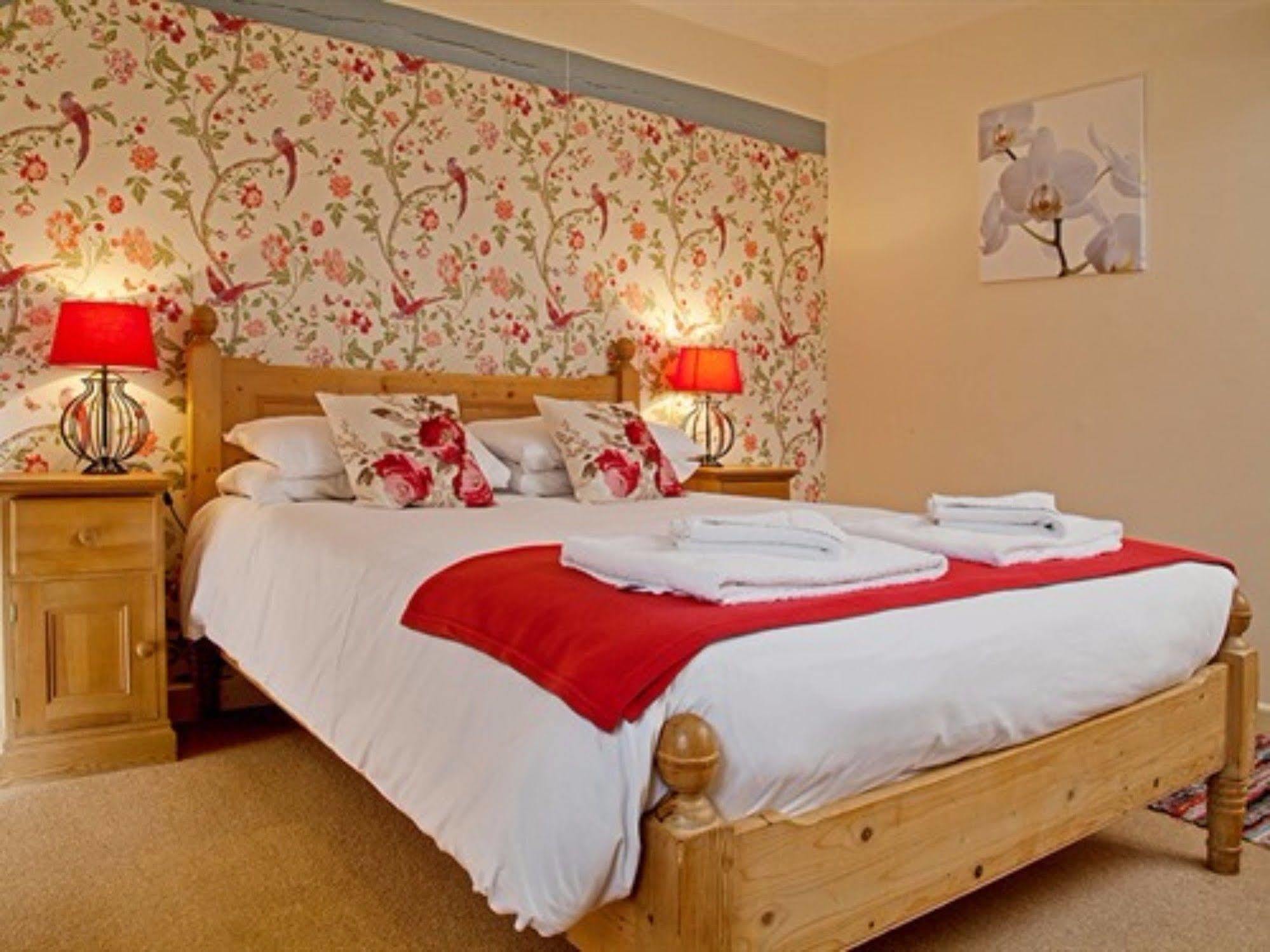 The Lion At West Pennard Hotel Exterior foto A bedroom at the Old Mill