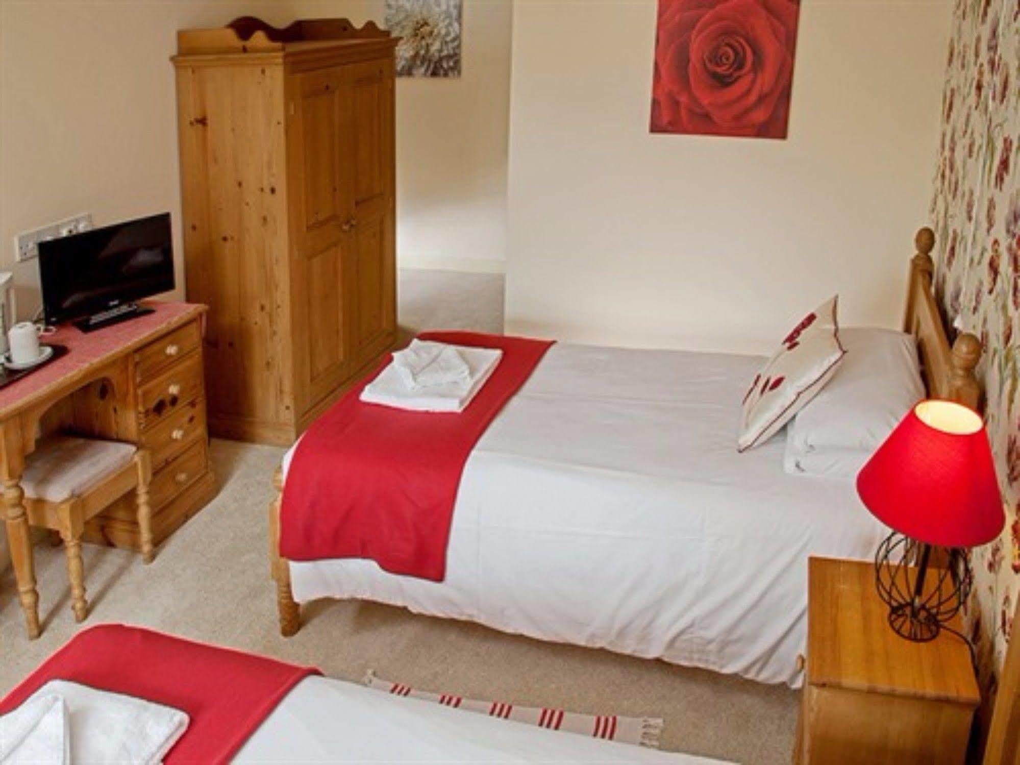 The Lion At West Pennard Hotel Exterior foto A typical bedroom at the school