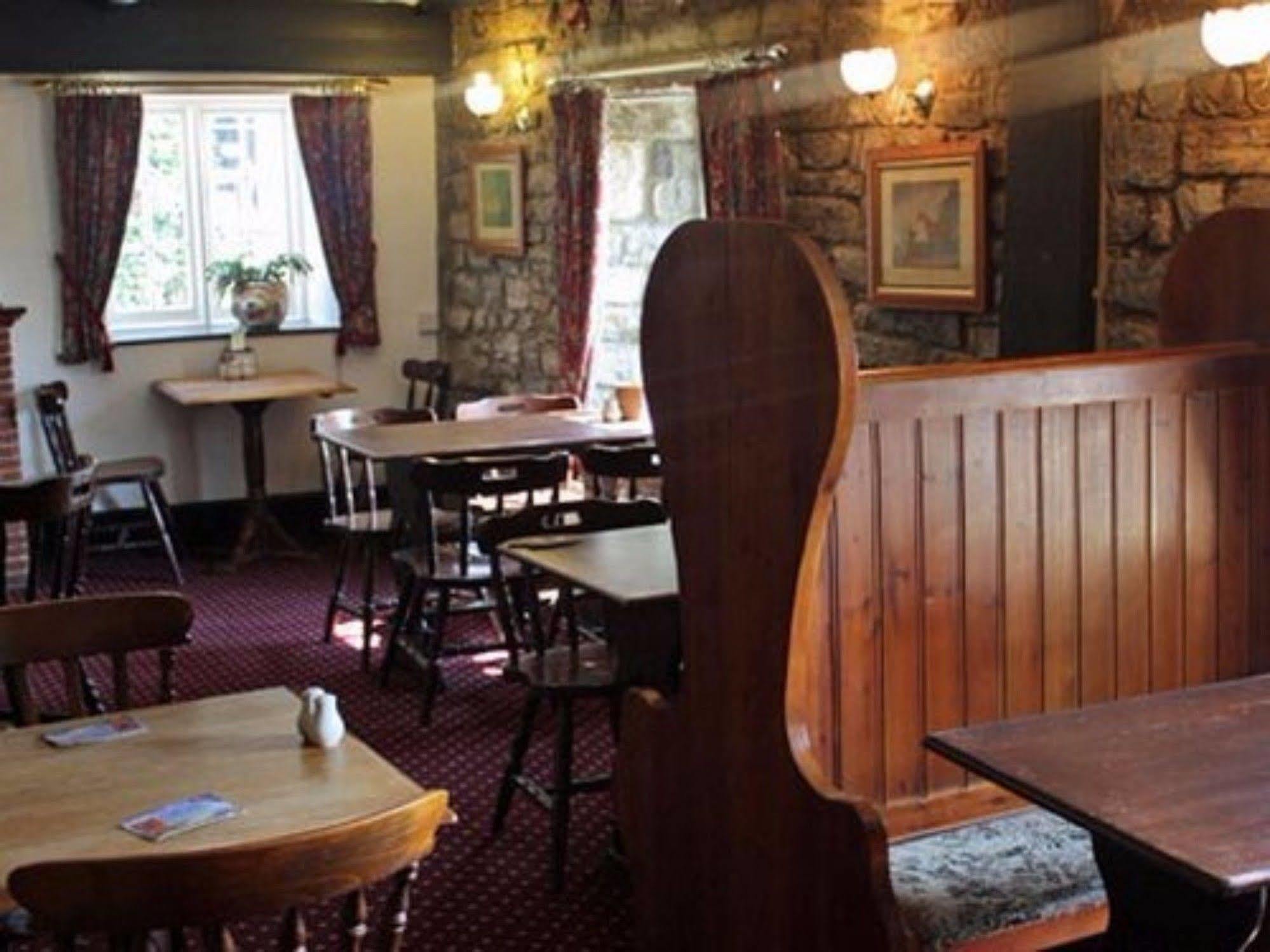 The Lion At West Pennard Hotel Exterior foto The interior of the pub