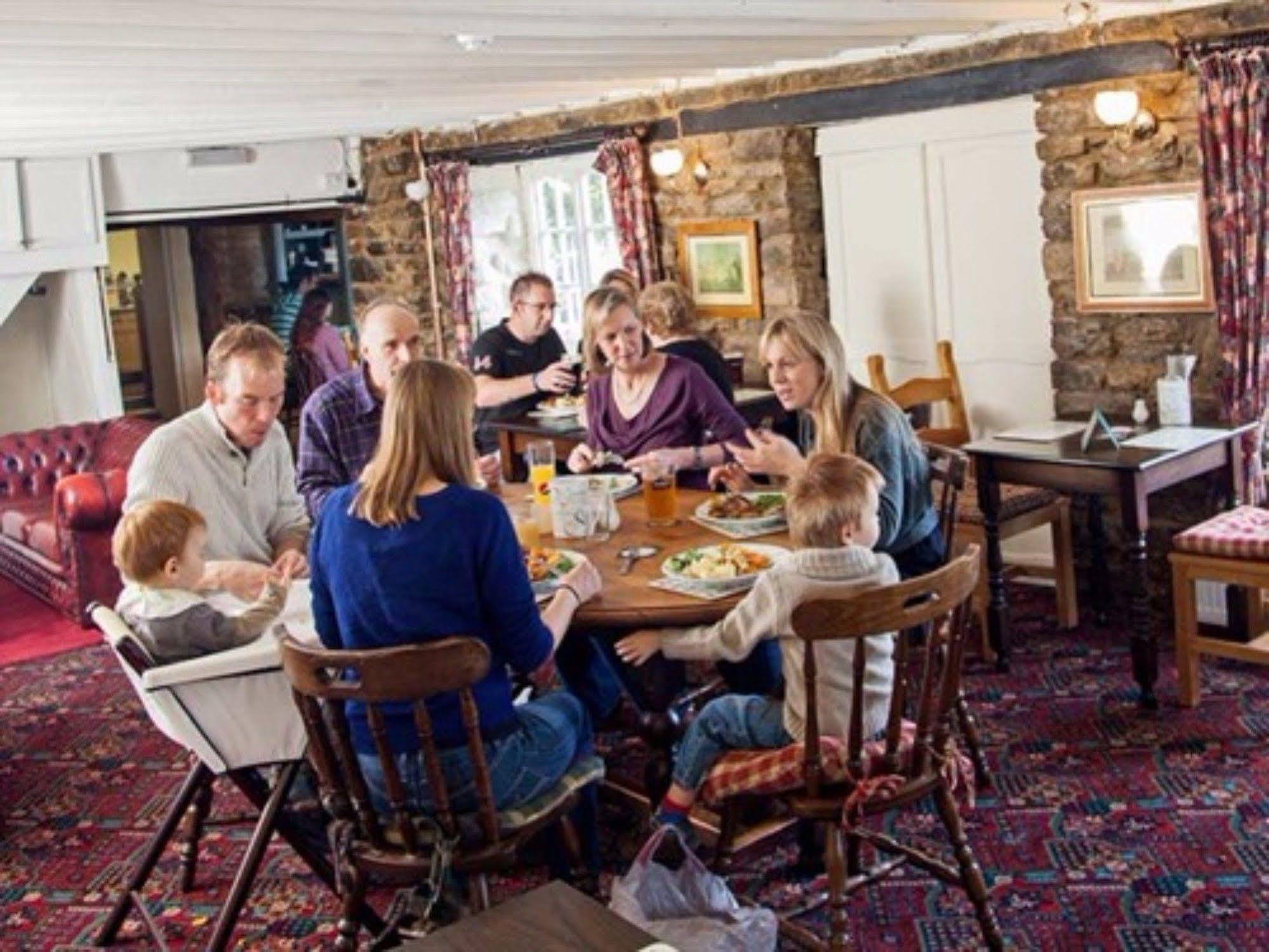 The Lion At West Pennard Hotel Exterior foto The interior of the pub